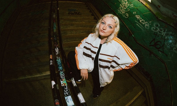 Josi Miller kündigt ihr Debütalbum an