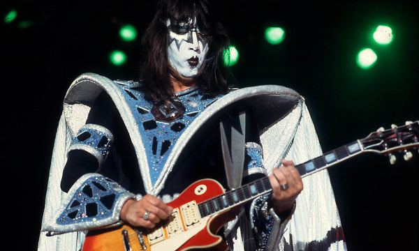Ace Frehley mit Gitarre