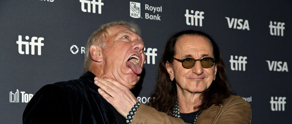 Alex Lifeson und Geddy Lee scherzen