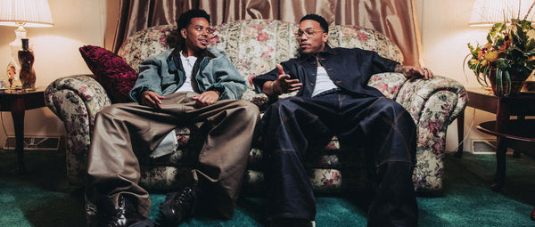 Anderson .Paak und Cordae auf einem Sofa