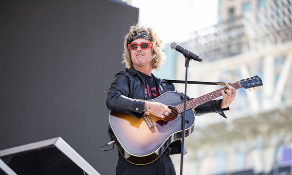 Billie Joe Armstrong spielt Gitarre