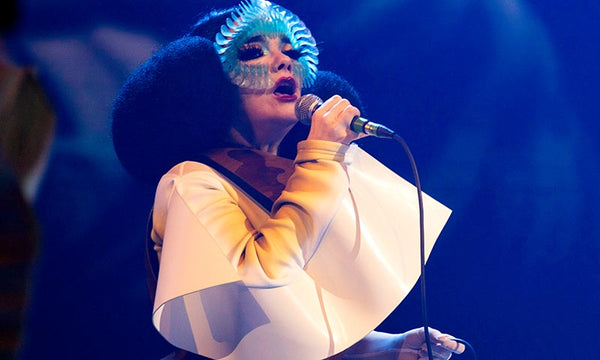 Björk bei einem Auftritt in Leipzig