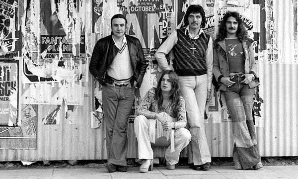 Black Sabbath posieren vor einer Wand