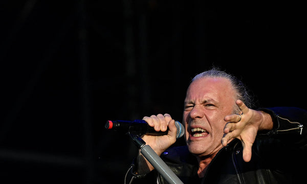 Bruce Dickinson singt