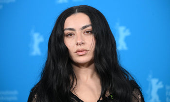 Charli xcx auf dem Red Carpet