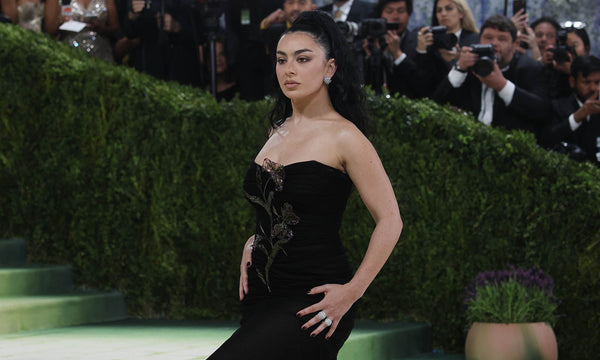 Charli xcx auf dem roten Teppich