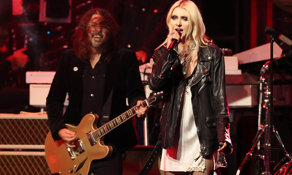 Dave Grohl und Taylor Momsen auf der Bühne
