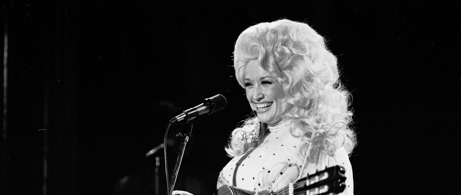Dolly Parton mit Gitarre