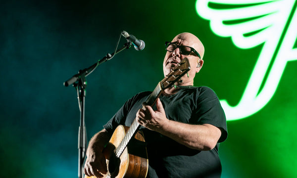 Francis Black mit Gitarre