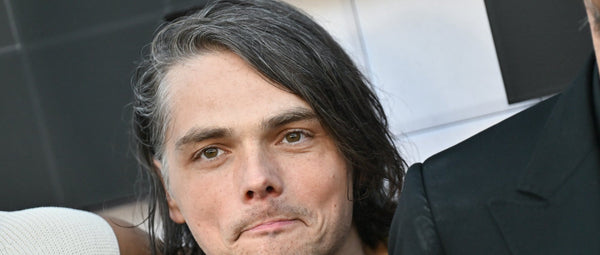 Gerard Way lächelt