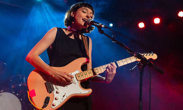 Stella Donnelly singt mit einer orangener Gitarre
