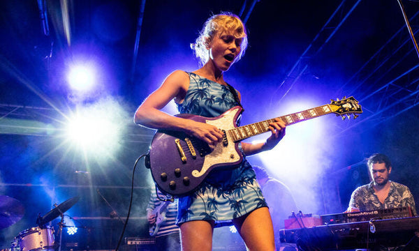Alice Phoebe Lou auf der Bühne mit eienr E-Gitarre