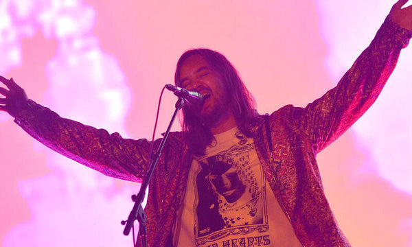 Kevin Parker von Tame Impala singt live