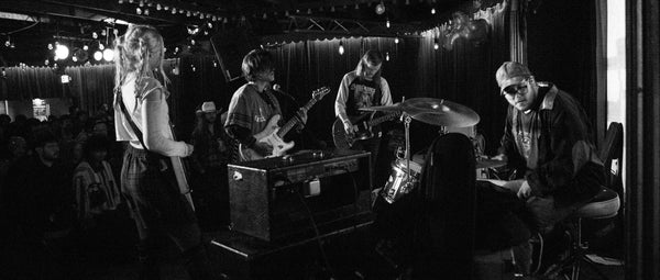 They Are Gutting A Body Of Water spielen live
