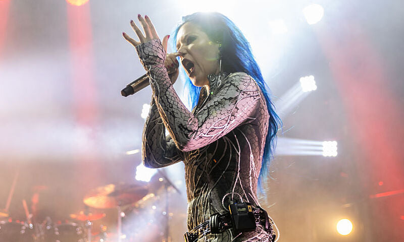 Alissa White-Gluz live mit Arch Enemy
