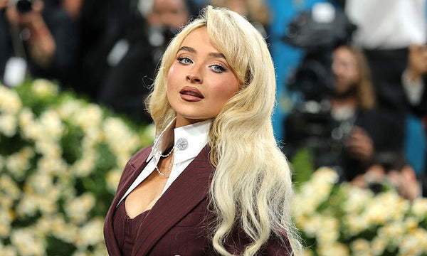 Sabrina Carpenter posiert bei der MET Gala 2025