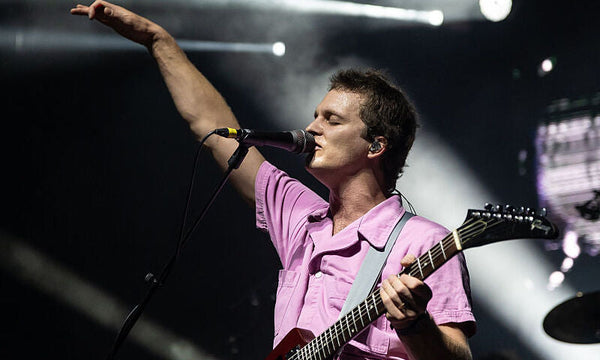 Stu Mackenzie von King Gizzard & The Lizard Wizard an der Gitarre