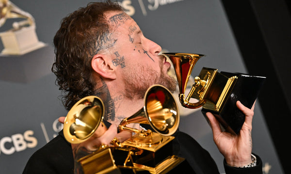 Jelly Roll küsst seine gewonnenen Grammy-Trophäen