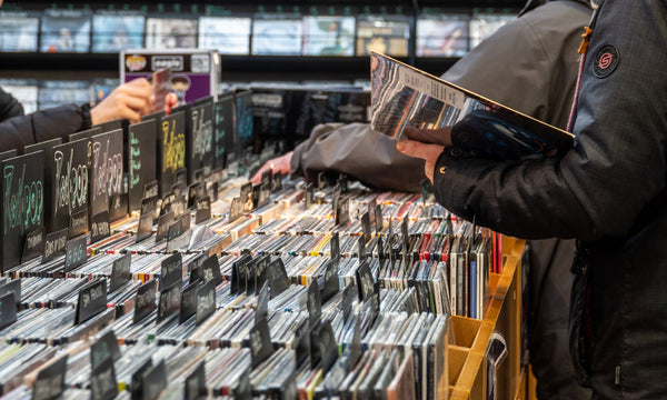 Menschen stöbern in einem Plattenladen