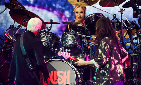 Alex Lifeson, Anika Nilles und Geddy Lee von Rush live