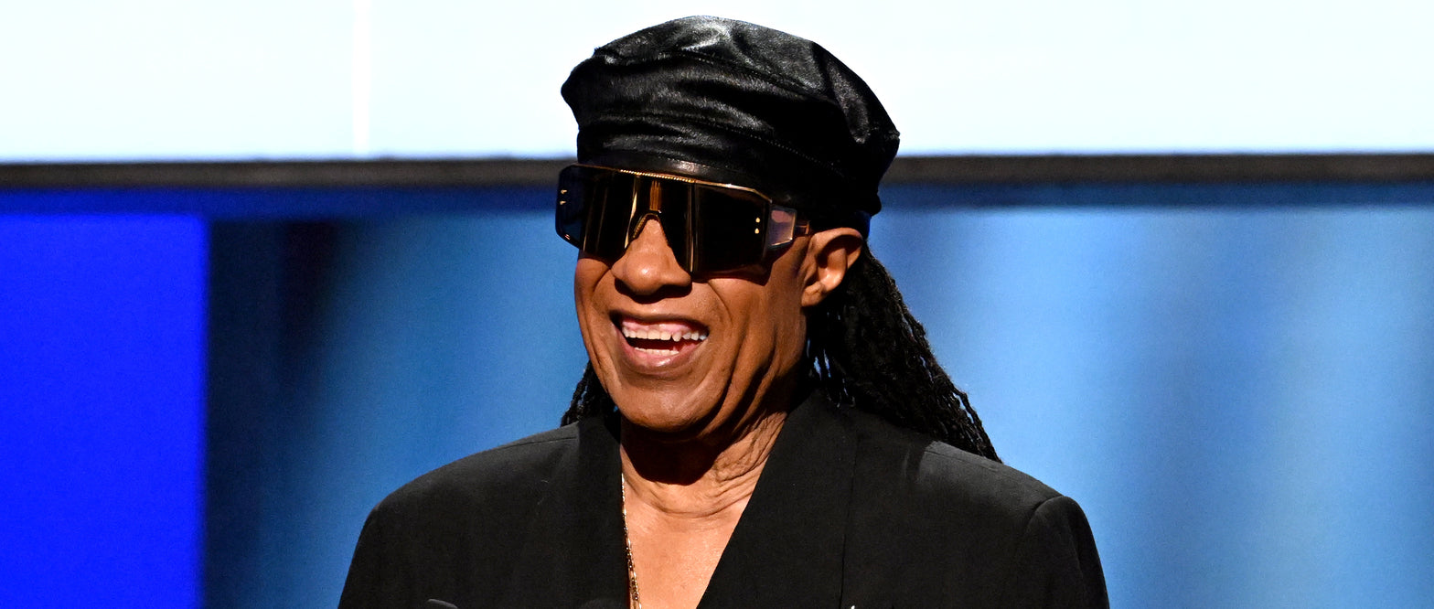 Stevie Wonder lacht