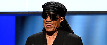 Stevie Wonder lacht
