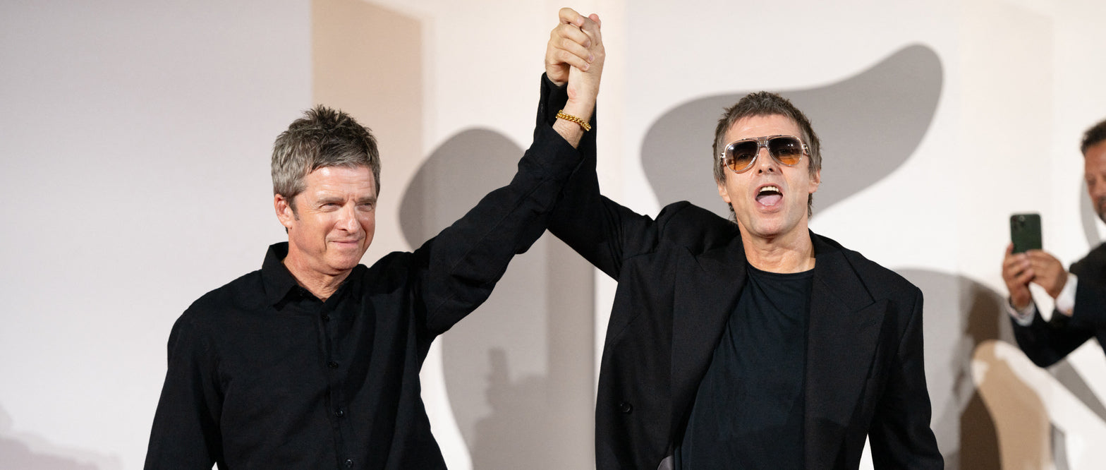 Noel und Liam Gallagher von Oasis Hand in Hand