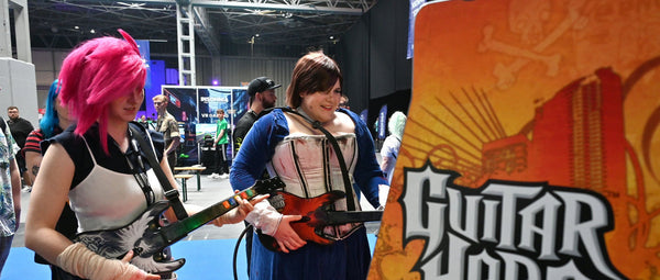 Menschen beim Guitar Hero spielen
