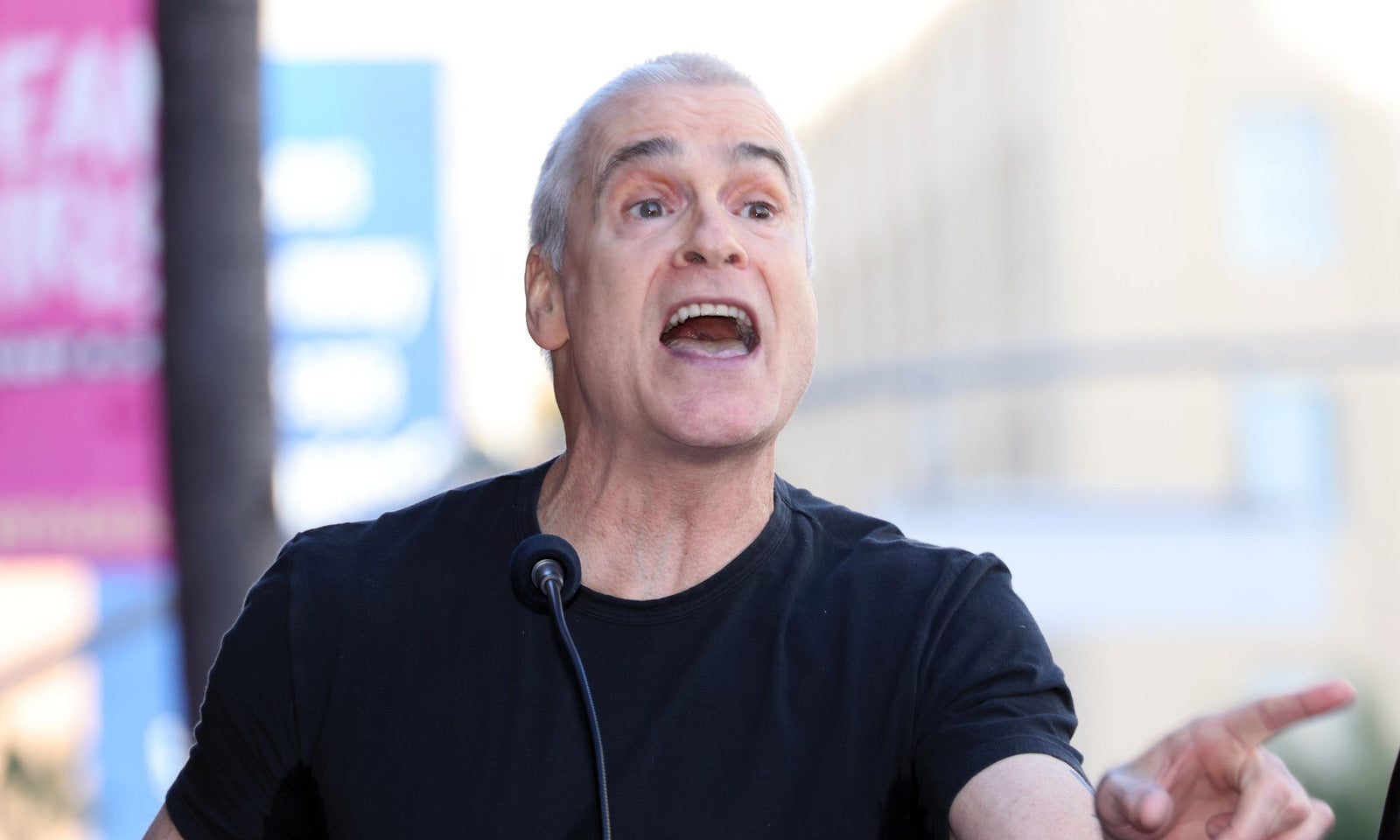 Henry Rollins zeigt mit dem Finger