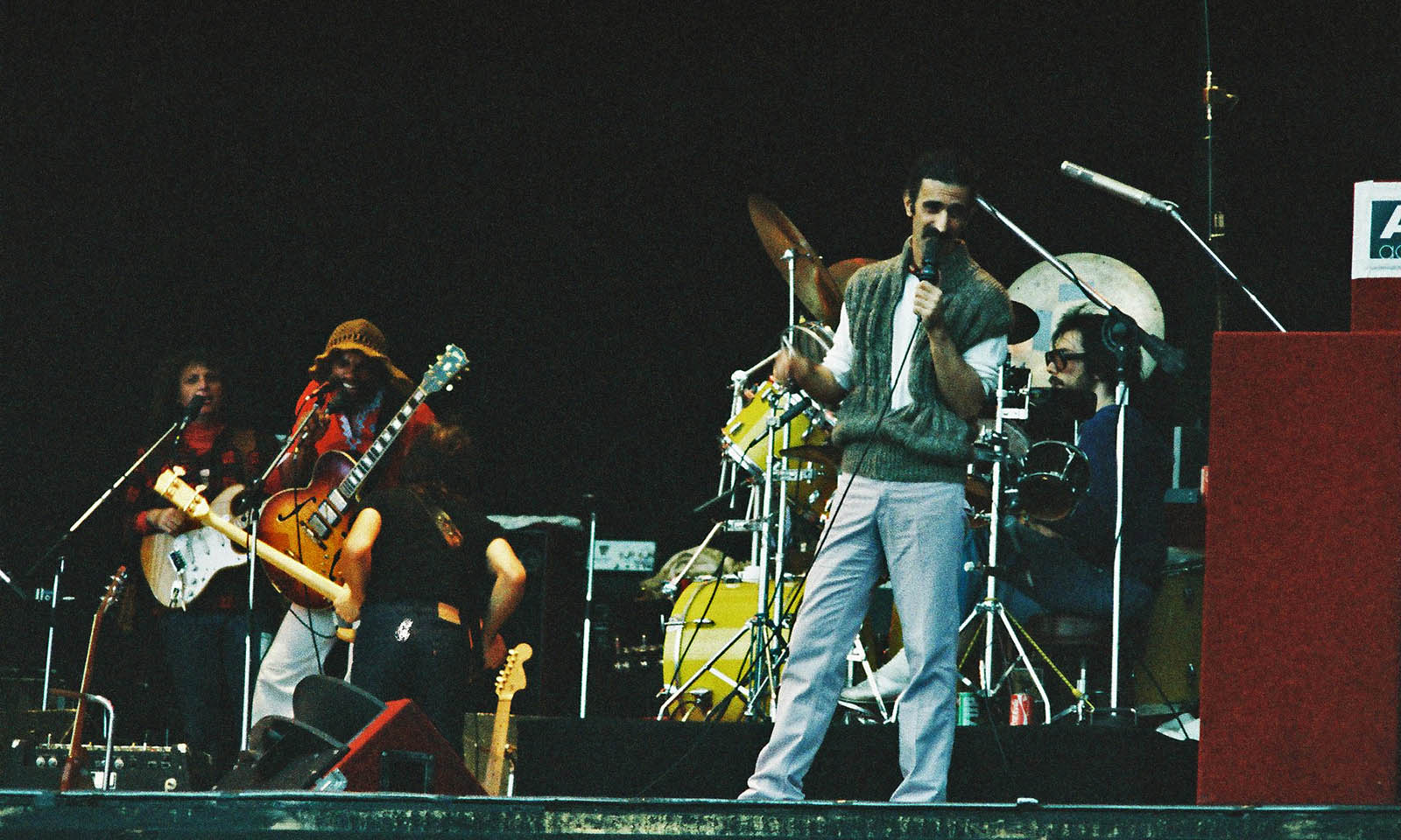 Ike Willis mit Zappa auf der Bühne