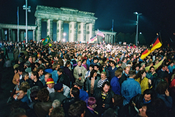 Menschen vorm Brandenburger Tor