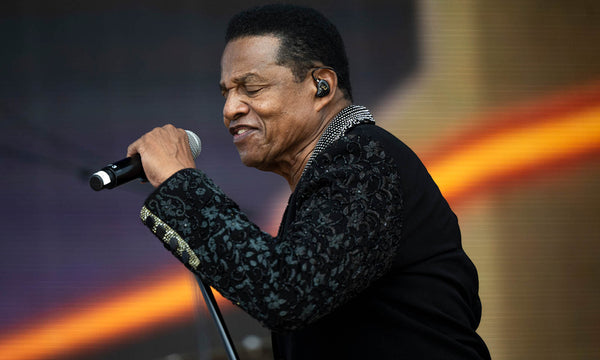 Jackie Jackson mit Mikrofon