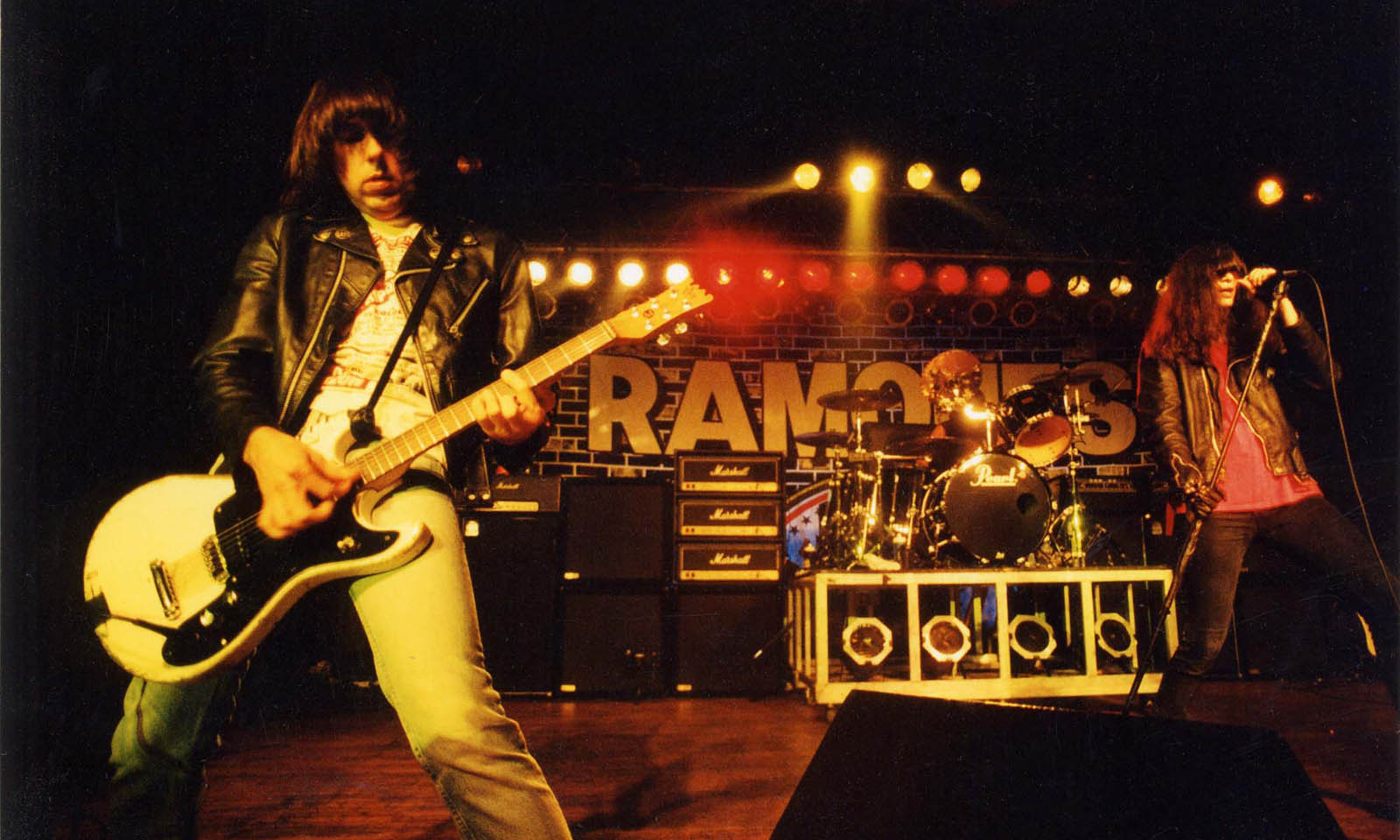 Johnny und Joey Ramone auf der Bühne