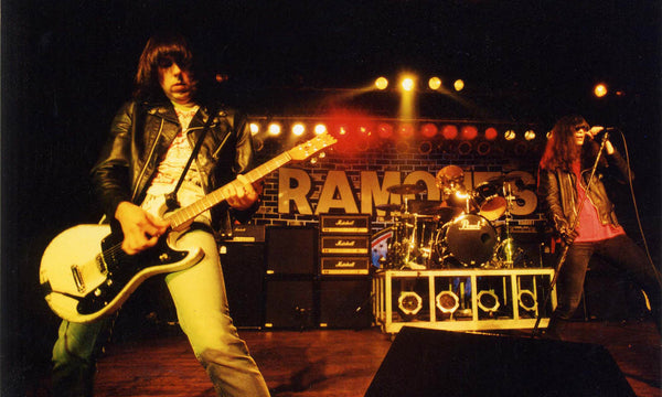 Johnny und Joey Ramone auf der Bühne