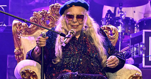 Joni Mitchell am Thron