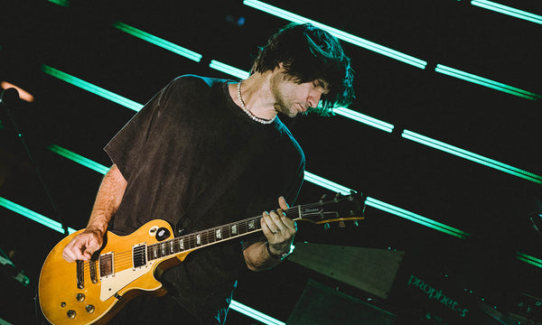 Jonny Greenwood live mit Gitarre