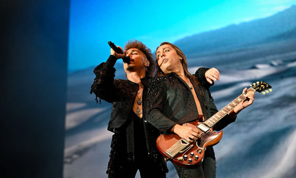 Jake und Josh Kizka auf der Bühne