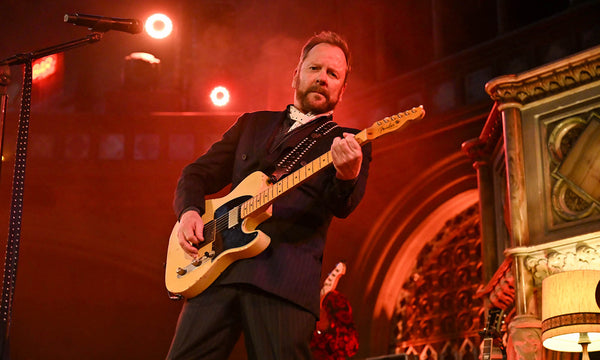 Kiefer Sutherland mit Gitarre