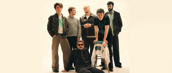 Das Foto zeigt die Band Madra Salach