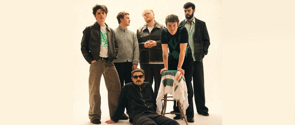 Das Foto zeigt die Band Madra Salach