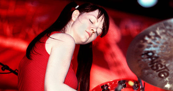 Meg White am Schlagzeug
