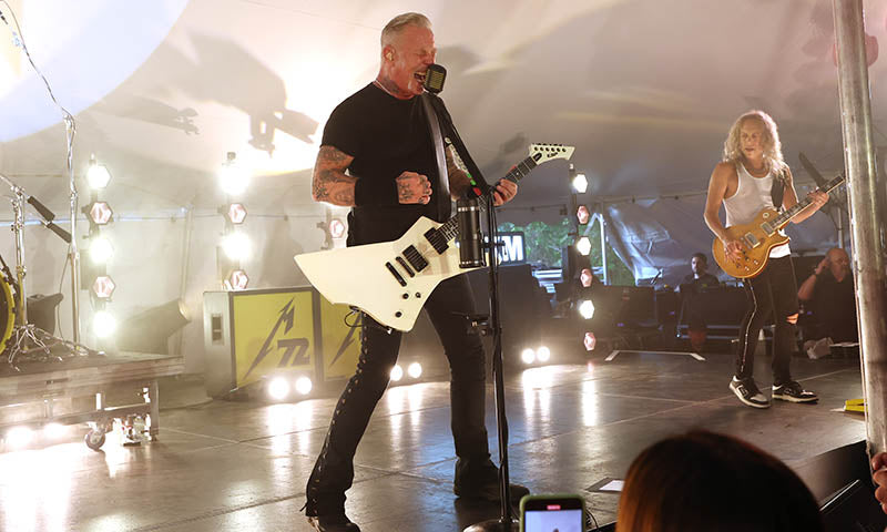 James Hetfield mit Gitarre