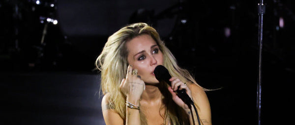 Miley Cyrus weint