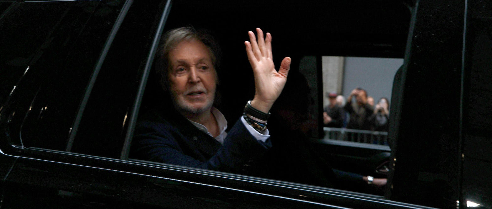 Paul McCartney im Auto