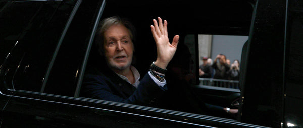 Paul McCartney im Auto