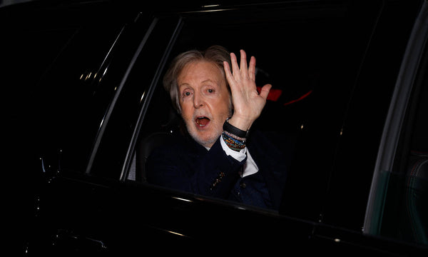 Paul McCartney im Auto