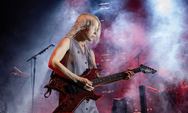 Phoebe Bridgers spielt Gitarre