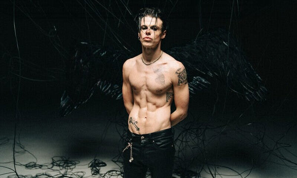 Yungblud  im Video zur Single „Hello Heave, Hello“