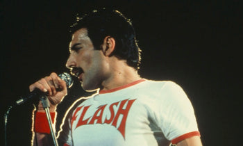 Freddie Mercury mit Flash Gordon Shirt