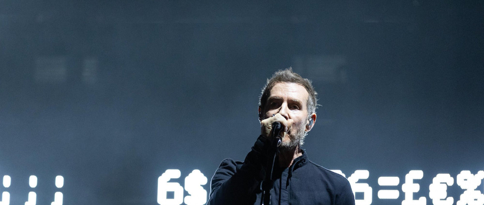 Robert del Naja von massive Attack singt
